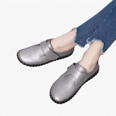 Mocassins orthopédiques pratiques et élégants pour femme avec fermeture à scratch. Leur design ergonomique et leur semelle souple offrent un confort optimal tout au long de la journée, tout en maintenant un style moderne et raffiné.