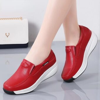 Paire de pieds avec des chaussures rouges à semelle blanche