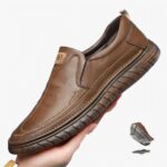 Photo d'un mocassins orthopédique en cuir marron à semelle ultra souple dans une main et une bulle montrant la souplesse de la chaussure.