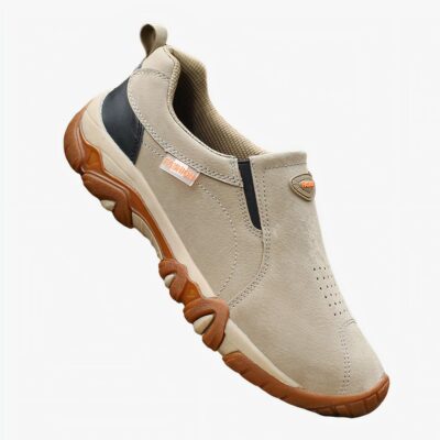 Mocassin marron posé sur un roche.