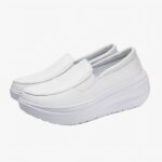 Photo d'une paire de mocassins orthopédiques blanc, en cuir, à plateforme.