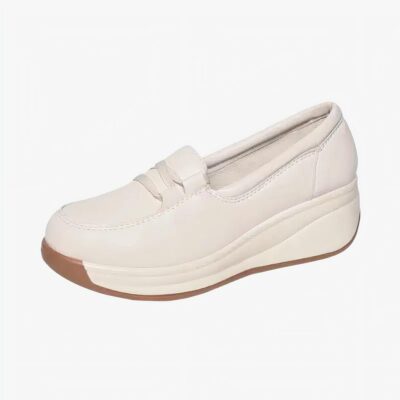 Mocassin blanc avec talons compensé sur fond blanc.