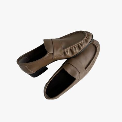 Mocassin marron l'un sur l'autre sur un fond blanc