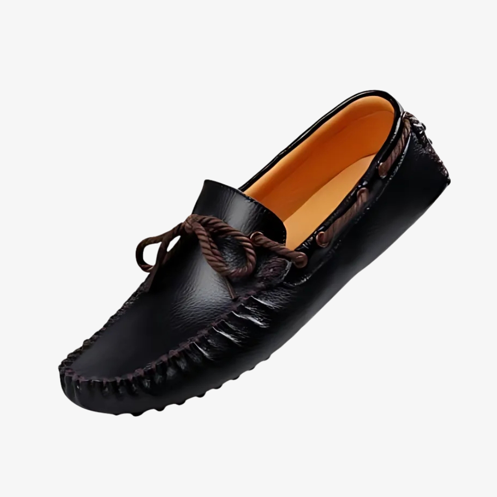 Mocassin bateau vintage pour homme sur fond blanc.