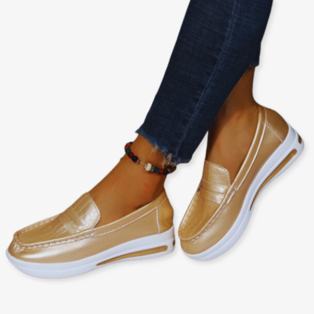 Photo de mocassins compensé style baskets doré brillants