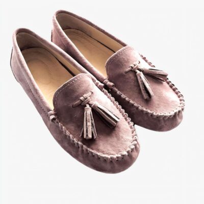 mocassin à gland en cuir rose poser sur un fond blanc