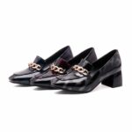 mocassins en cuir vernis poser l'un à coter de l'autre sur un fond blanc