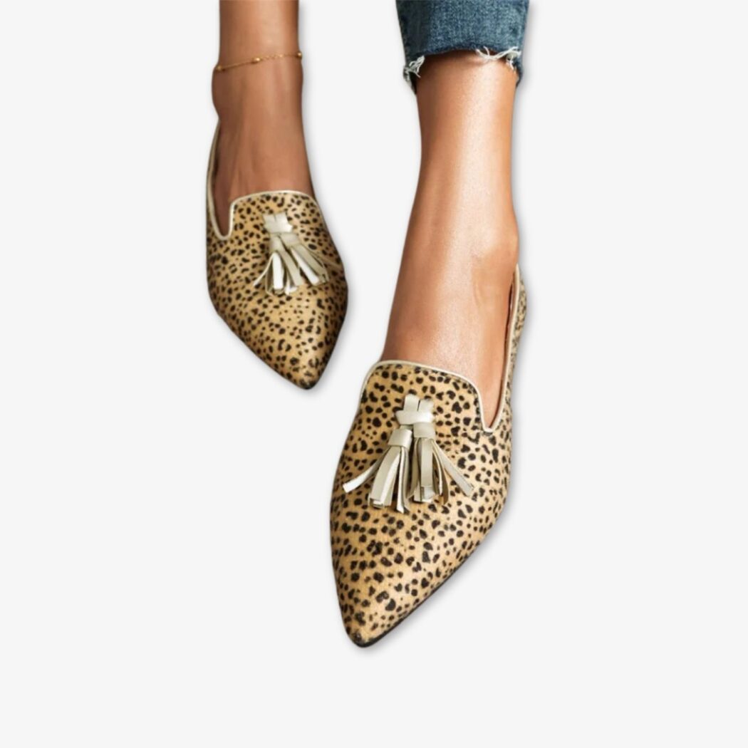 Mocassins pointus pour femme, ornés d'un imprimé léopard audacieux et de glands élégants, parfaits pour une touche de sophistication sauvage.