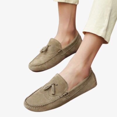 Mocassins d'été en daim beige pour hommes sur fond gris clair