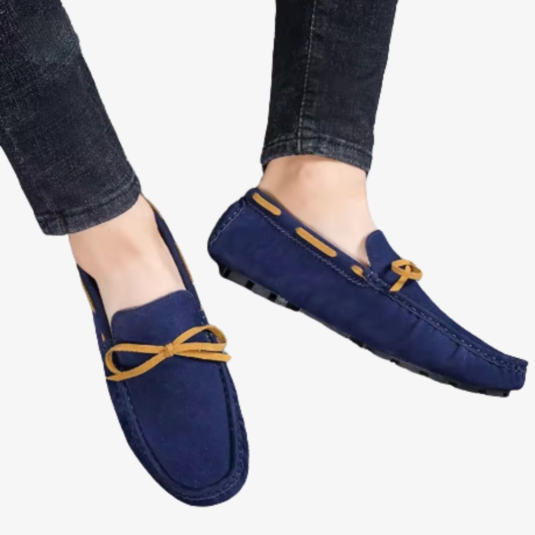 Mocassins bateau classiques effet daim à enfiler pour homme sur fond gris très clair