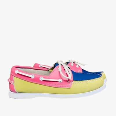 Mocassins bateau tricolores tendances pour homme sur fond gris très clair.