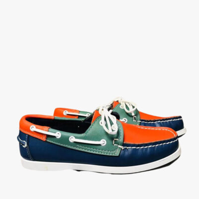 Mocassins bateau décontractés oranges tricolores pour homme sur fond gris très clair.