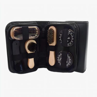 Kit d'entretien pour chaussures dans une trousse noire ouverte