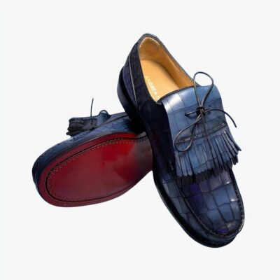 Mocassins à gland avec un effet croco classique pour hommes avec un fond bleu