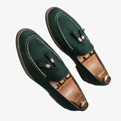 Mocassins à gland en daim avec plusieurs couleurs pour hommes avec un fond à carreaux noir