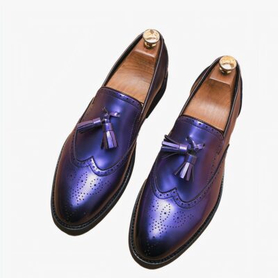 Mocassins à gland violet métallique pour hommes avec un fond marron et un drapeau écrit london