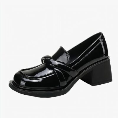 Mocassins à talon carré noir pour femmes avec un fond blanc