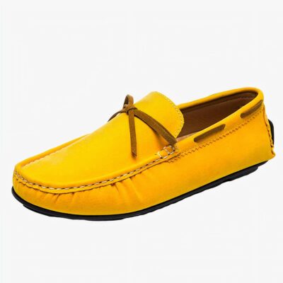 Mocassin jaune bateau sur fond blanc