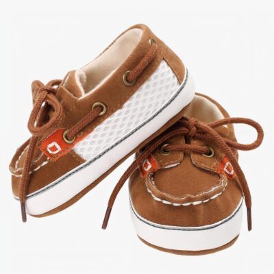 Mocassins bicolores style bateau marron et beige à lacets, sur fond blanc