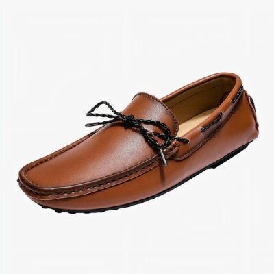 Mocassin bateau marron avec lacet, sur fond blanc