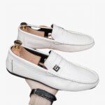 Mocassins décontractés à enfiler en effet cuir blanc pour hommes avec un fond en bois