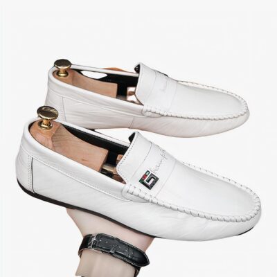 Mocassins décontractés à enfiler en effet cuir blanc pour hommes avec un fond en bois