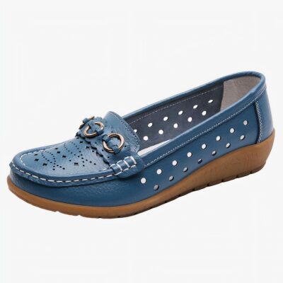 Mocassin ajouré compensé de couleur bleue, sur fond blanc