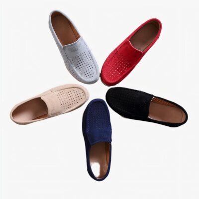 5 mocassins disposés en étoile sur un sol gris, de couleur gris, beige, bleu, noir et rouge
