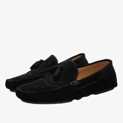 Mocassins d'été en daim noir pour hommes avec un fond blanc