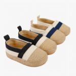 2 paires de mocassins en toile beige posées à plat en diagonale