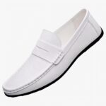 Mocassins décontractés en effet cuir blanc pour hommes avec un fond gris