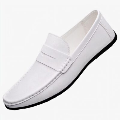 Mocassins décontractés en effet cuir blanc pour hommes avec un fond gris