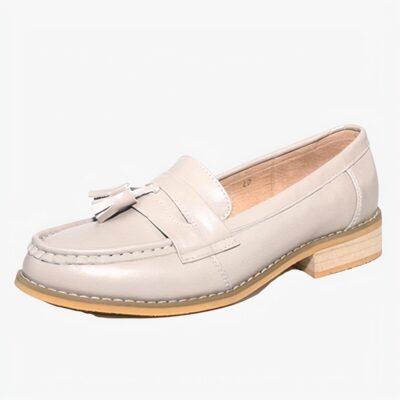 Mocassin à glands beige posé de profil sur fond blanc