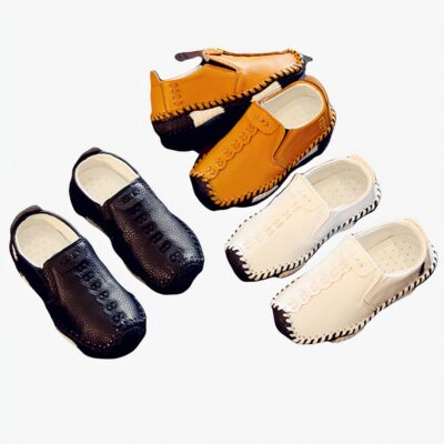 Mocassins en cuir synthétique à semelle souple pour garçons avec un fond une table en bois