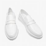 Mocassins en cuir synthétique du style formel en blanc pour hommes avec un fond à carreaux