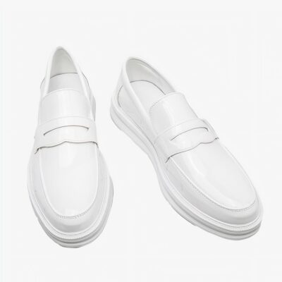 Mocassins en cuir synthétique du style formel en blanc pour hommes avec un fond à carreaux