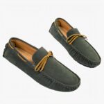 Mocassins en daim synthétique légers pour hommes vert avec un fond blanc