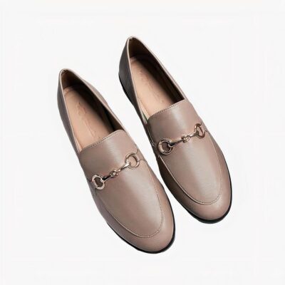 Mocassins à enfiler en cuir avec des détails dorés pour femmes avec un fond une boîte à chaussures