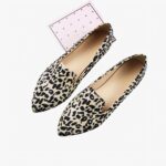 Mocassins léopard posés sur du journal