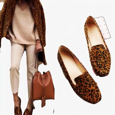 femme debout habillée en beige avec un sac à la main et portant les mocassins léopard