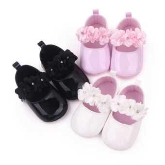 Trois paires de mocassins à fleurs sur fond blanc, de couleur noir, rose et blanc