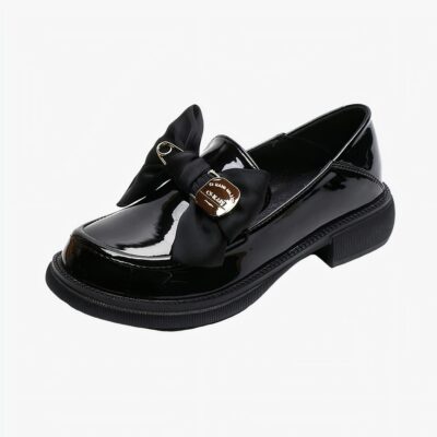 Mocassins noirs de style britannique avec un nœud de papillon pour femmes avec un fond blanc