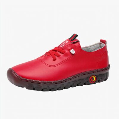 Mocassin orthopédique rouge effet cuir, sur fond blanc