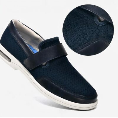 Mocassin noir orthopédique à fermeture velcro, de profil sur un fond blanc
