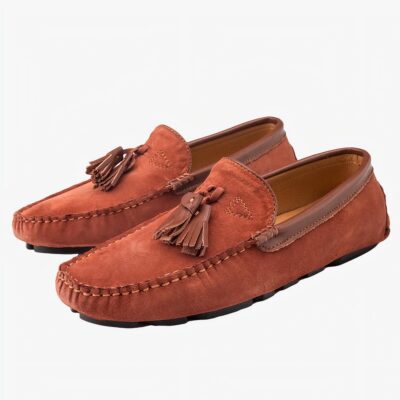 Mocassins respirants en daim synthétique pour hommes avec un fond blanc