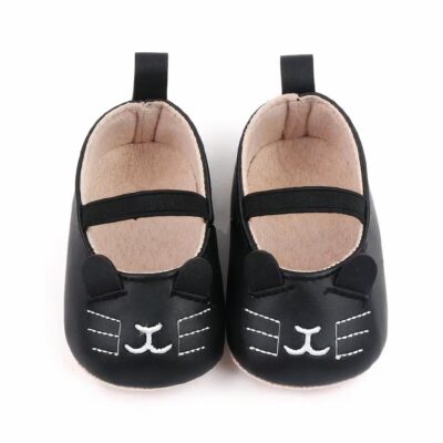 3 mocassins avec motif chaton pour bébé de couleur blanche, marron et noire alignés en diagonale sur fond blanc