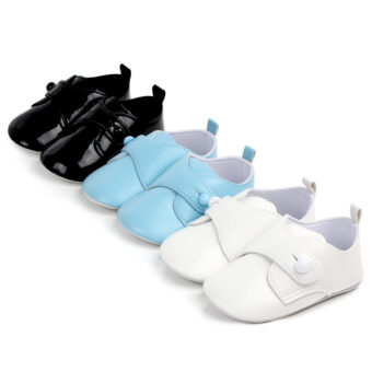 Trois paires de mocassins en cuir pour bébé garçons, de couleur blanc, bleu et noir