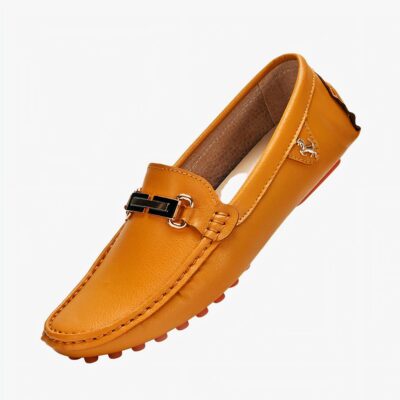 Mocassin souple camel avec boucle dorée de profil sur fond blanc