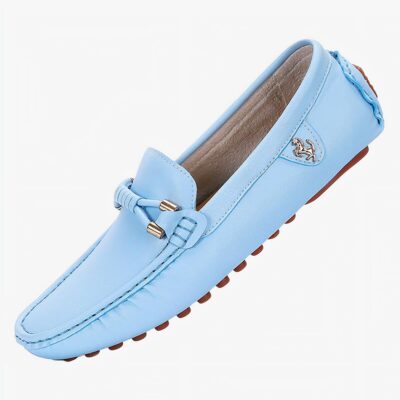 Mocassin souple bleu en diagonale sur fond blanc