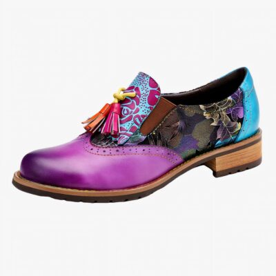1 mocassin de profil, coloré bleu/violet à glands